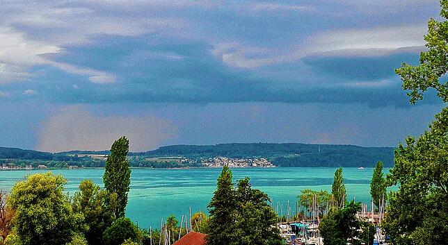 Gewitterstimmung über dem Überlinger See. Wassersportler und Boote sind bei Sturm und Starkregen in Gefahr.