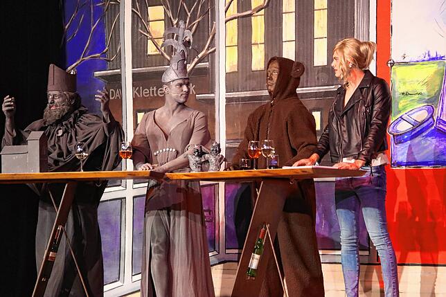 Bild 9: Almbesuch, Bischof Radolt und Imperia: Die schönsten Bilder der Narrenspiegel-Premiere