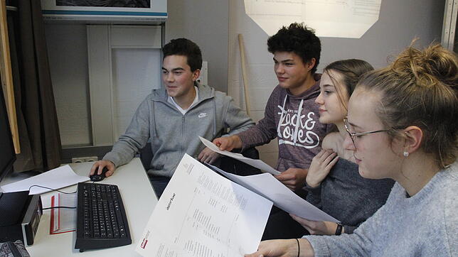 Die Schüler des Hoptbühl Gymnasiums, Sveva Hiermaier, Marcella Bucher, Marius Hoeck und Friedemann Buchholz (von rechts), nehmen am ...