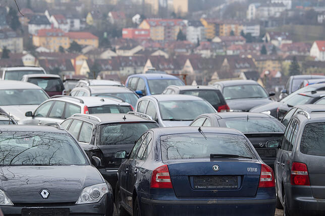 Abgemeldete Autos, zum größten Teil Dieselfahrzeuge, stehen auf dem Hof einer Autoverwertung in Stuttgart.