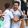 Ein jubelnder Kapitän: Steven Bertolotti (rechts) musste mit dem FC Wehr beim FC Steinen-Höllstein die erste Niederlage einstecken. ...