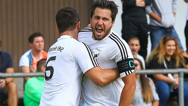Ein jubelnder Kapitän: Steven Bertolotti (rechts) musste mit dem FC Wehr beim FC Steinen-Höllstein die erste Niederlage einstecken. ...