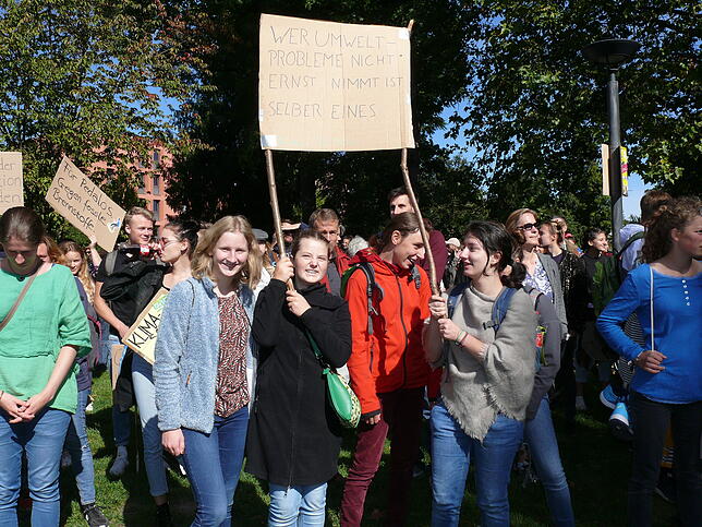 Anna Tabea (links, aus Radolfzell) und Roxana sagen deutlich, was sie von Nichtbeachtung halten.