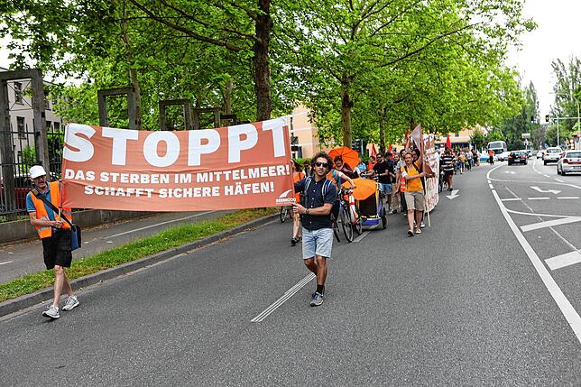 Die Konstanzer Ortsgruppe der Organisation Seebrücke bei einer Demo an der Spanierstraße im Juli 2019.