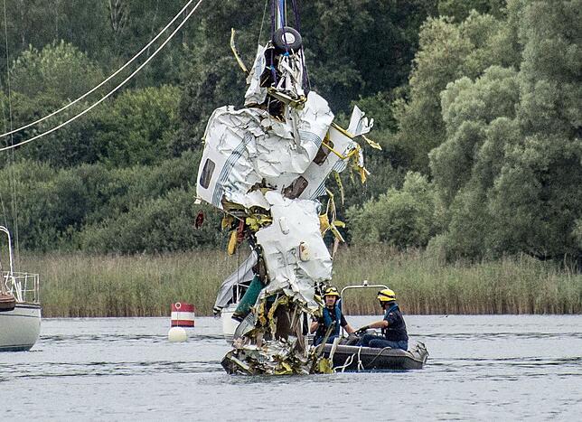 August 2017: Das THW zieht das Wrack einer Piper „Malibu“ aus dem Bodensee. Darin starben ein 74-jähriger Schweizer und ...