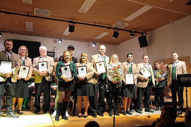 Zahlreiche Ehrungen gibt es beim Jahreskonzert des Musikvereins Unteralpfen (von links): Jürgen Maise, Ingrid Baumgartner, Norbert ...