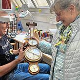 Geschafft! Agathe Feuerstein und Jürgen Schimmels freuen sich über eine geglückte Reparatur der Wanduhr.
