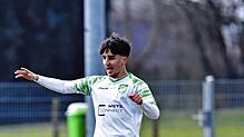 Ege Öztürk schießt das 1:0 für DJK Donaueschingen beim FC Gutmadingen.