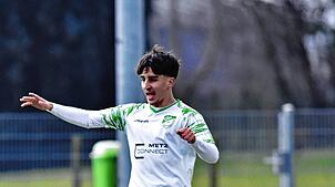 Ege Öztürk schießt das 1:0 für DJK Donaueschingen beim FC Gutmadingen.