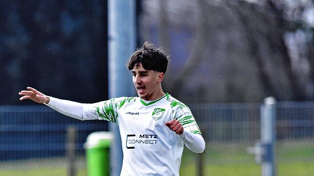 Ege Öztürk schießt das 1:0 für DJK Donaueschingen beim FC Gutmadingen.
