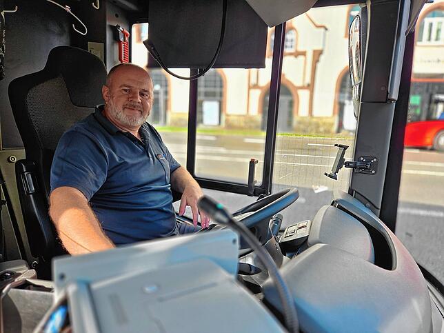 Busfahrer Niklas Kraus fährt am Tag drei Mal zwischen Waldshut und Rheinfelden hin und her.