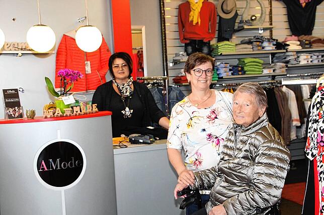 Die Kundinnen Anett Welz (vorne links) und Irma Bohnet nutzten die Gelegenheit, im Modegeschäft A. Mode von Azra Mitrovic (hinten) ...
