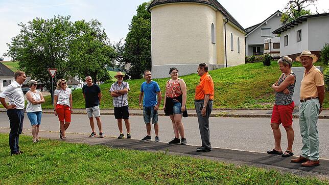 Die vierte Sommerour mit dem Oberbürgermeister führte durch Oberalpfen. Mit dabei waren Oberbürgermeister Philipp Frank (links), ...