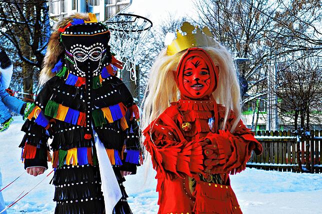 Die Traditionsfiguren der Überlinger Fasnet, der Hänsele und der Löwe, sind am Schmotzigen Donnerstag auch im Kindergarten vertreten: ...