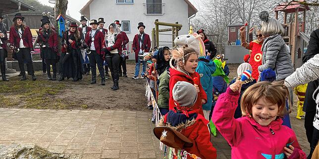 Hier feiern die Kinder des Kinderhauses Kaltbrunn ihre Befreiung, während der Orchester des Fanfarenzugs Kaltbrunns spielt.