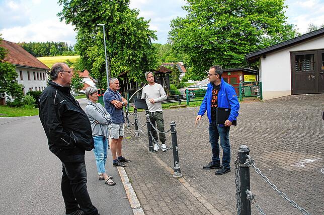 Problematisch ist der bestehende Kettenzaun beim Oberalpfener Kindergartenspielplatz, da die Kinder leicht auf die Straße gelangen ...