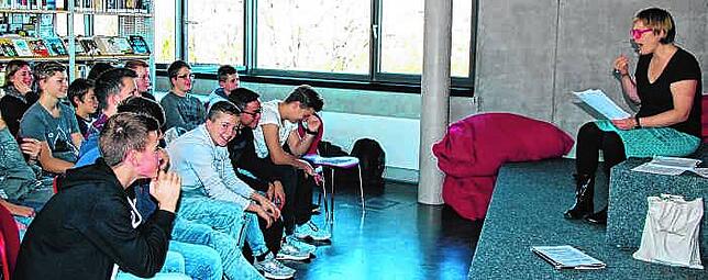 Schüler bei einer Lesung am Friedrich-Wöhler-Gymnasium in Singen, das sich wie in den Vorjahren auch dieses Jahr an den Jugendbuchtagen ...