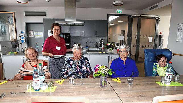 (Archivbild) Gute Pflege: Essen ist fertig – darauf freuen sich die Bewohnerinnen der Wohnfamilie 4 im Pflegeheim Jungerhalde. Im ...