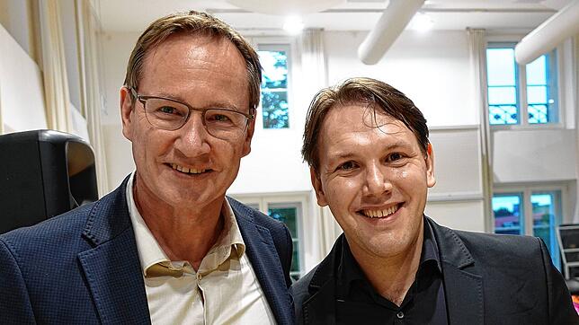 Die beiden wirken so, als würden sie gerne weiter zusammenarbeiten: Hans-Georg Hofmann hat als Interims-Intendant der Konstanzer ...