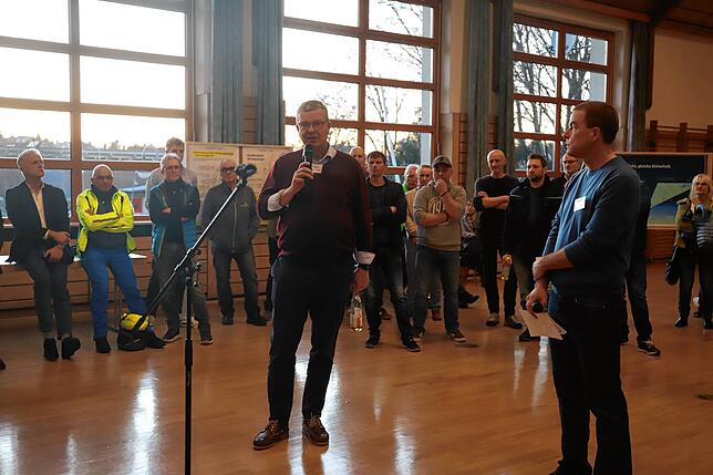 Georg Freiherr von Aretin (links) beantwortete die zahlreichen Fragen der Besucher. Moderator war Marcus Franken (rechts).