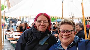 Bild : Gäste und Aussteller des Mittelalter-Markts in Pfullendorf trotzten dem Schmuddelwetter