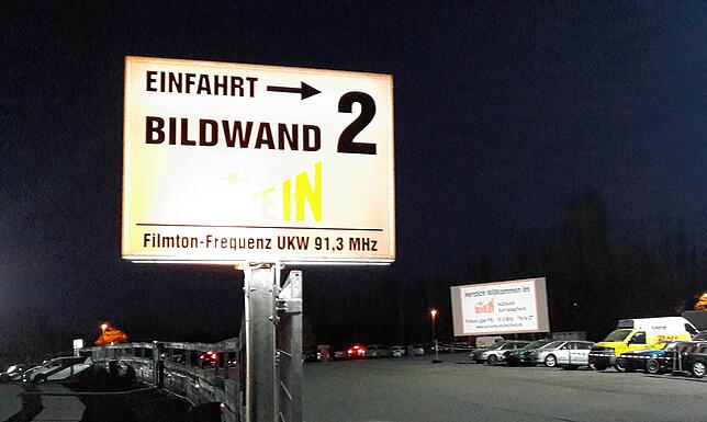 Die Ton-Frequenz fürs Autoradio ist überall angeschrieben.