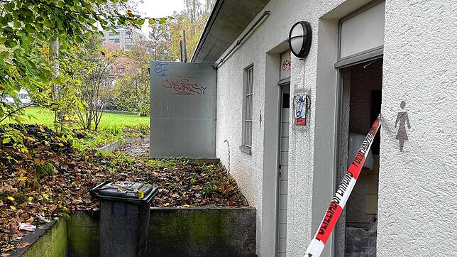 Jetzt sind die Toiletten am Kiosk in der Mainaustraße abgesperrt, denn seine Notdurft entledigen kann man nach dem Fall von Vandalismus ...