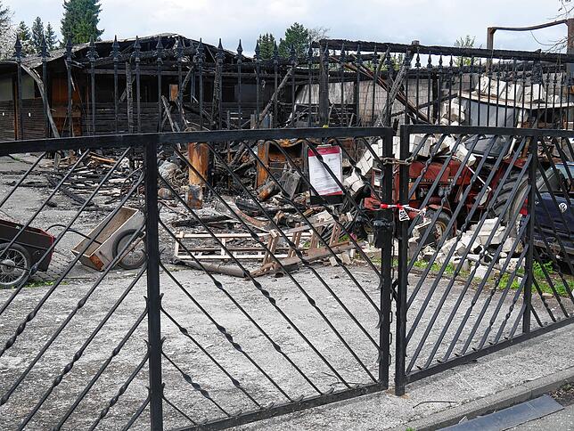 Das Tor zur Brandruine ist fest verschlossen. Ein Schild des Landratsamtes weist darauf hin, dass das Betreten untersagt ist.