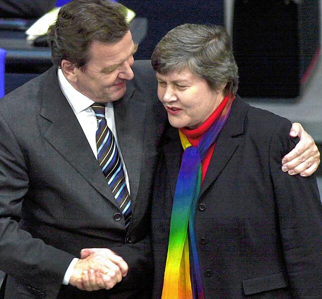 In den Arm nimmt Bundeskanzler Gerhard Schröder die Bundestagsabgeordnete Christa Lörcher, als diese ihm am 16. November 2001 zu seinem ...