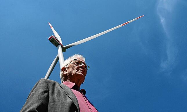 Baden-Württembergs Ministerpräsident Winfried Kretschmann (Bündnis 90/Die Grünen) bei der Besichtigung einer Windkraftanlage in ...