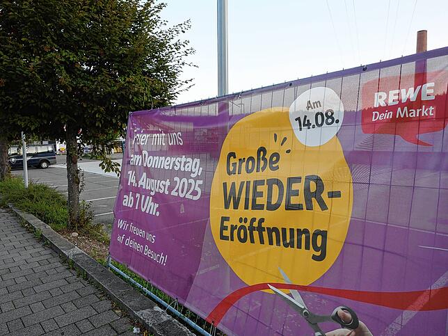 Dass der Markt nach mehrwöchiger Renovierung am 14. August wiedereröffnete, vermeldet dieses Plakat, das vor Ort noch immer hängt.