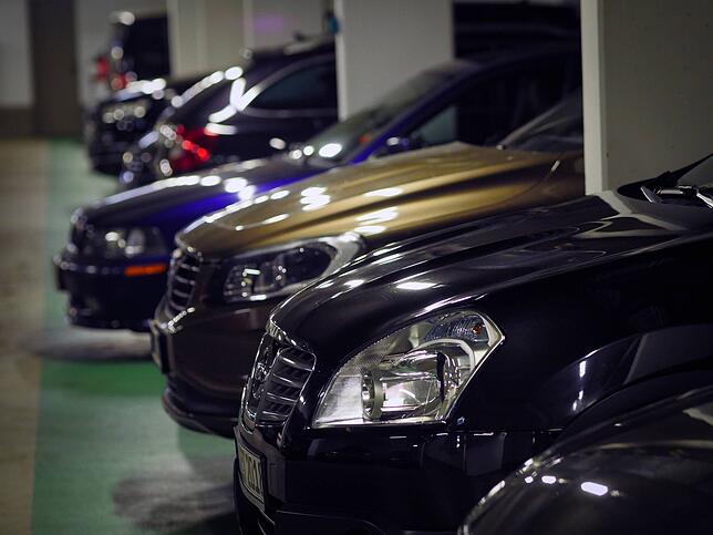 Blick in ein Berliner Parkhaus: Der Verbrauch wird immer geringer, das Auto aber immer größer.