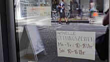 Kein seltener Anblick: Ein Geschäft in Friedrichshafen weist mit Aushang auf geänderte Öffnungszeiten sowie eine Mittagspause hin.