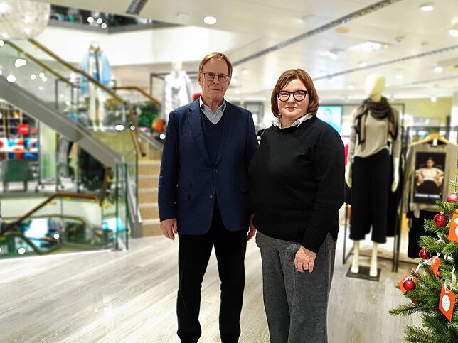 Klaus-Peter Munding mit seiner Tochter Ursula im Modehaus Munding in Überlingen. Ursula Munding führt das Geschäft aktuell in der achten ...