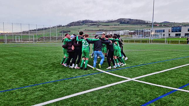 Jubel des TSV Aach-Linz nach dem 3:2-Sieg! In einer turbulenten Schlussphase musste der FC Hilzingen die Punkte den Gästen überlassen.