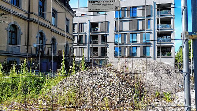 Kies und wild wachsende Pflanzen zeugen davon, dass die Bauarbeiten beim Stiftsgebäude wegen eines Rechtsstreits ruhen. Dabei wünschen ...
