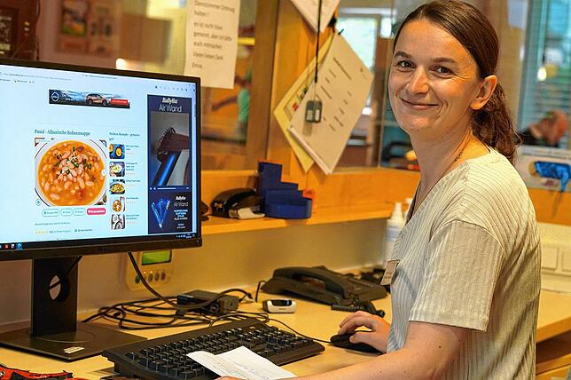 Emine Popaj (33) stammt aus dem Kosovo. Jetzt lebt und arbeitet sie in einem Pflegeheim in Singen. Hier zeigt sie auf dem Computer ein ...