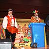 Moderator Jochen Sigg lobt die Darbietung der Jung-Zimmerer Silas Klein (links) und Tyler Schneider.