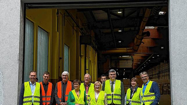 Bei der Firma Gutex in Waldshut (von links): Felix Schreiner MdB, Kaspar Henschke (Leiter Holzeinkauf Gutex), Claudio Thoma ...