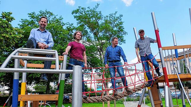 Der neue Spielplatz-Park Thurgauer Platz soll Kindern Spaß bieten und für Erwachsene ein Ort der Begegnung werden: (v.l.) Bürgermeister ...