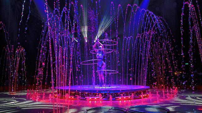 Veronika Faltyny inmitten der Wasserfontänen: ein Beispiel, worauf der Zirkus Knie jetzt setzt.