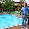 Betreiber Bernd Schuler steht am Außenschwimmbecken seiner Bora-Sauna. Im Zuge möglicher Energieeinsparungen könnte er sich vorstellen, ...