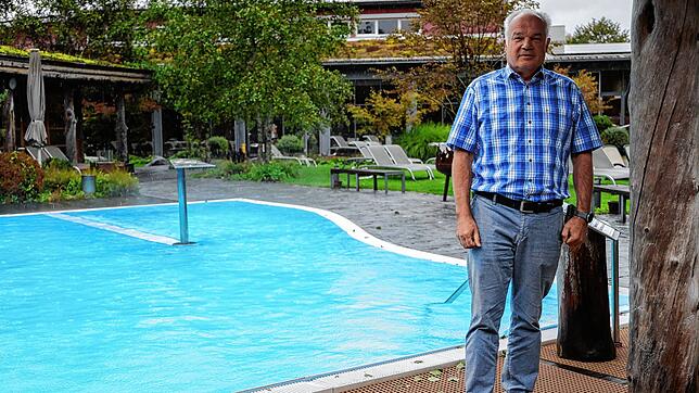 Betreiber Bernd Schuler steht am Außenschwimmbecken seiner Bora-Sauna. Im Zuge möglicher Energieeinsparungen könnte er sich vorstellen, ...