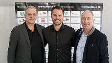 FC 08 Villingens neuer Chefcoach Mario Klotz (Mitte) mit den beiden Vereinsvorständen Reinhard Warrle (links) und Armin Distel.