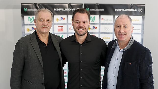 FC 08 Villingens neuer Chefcoach Mario Klotz (Mitte) mit den beiden Vereinsvorständen Reinhard Warrle (links) und Armin Distel.