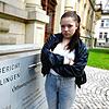 Die 20-jährige Luba Schmidt wurde bei einer Fasnetsveranstaltung 2023 sexuell belästigt. Der Fall landete vor dem Amtsgericht Überlingen ...