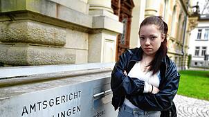 Die 20-jährige Luba Schmidt wurde bei einer Fasnetsveranstaltung 2023 sexuell belästigt. Der Fall landete vor dem Amtsgericht Überlingen ...