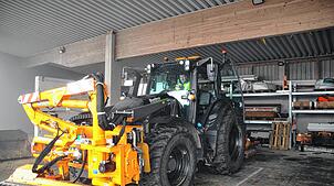 Der flexible Schlepper, der für den Blumberger Bauhof 2023 neu angeschafft wurde, ist für Wintereinsatz startklar. Auch die Salzlager ...