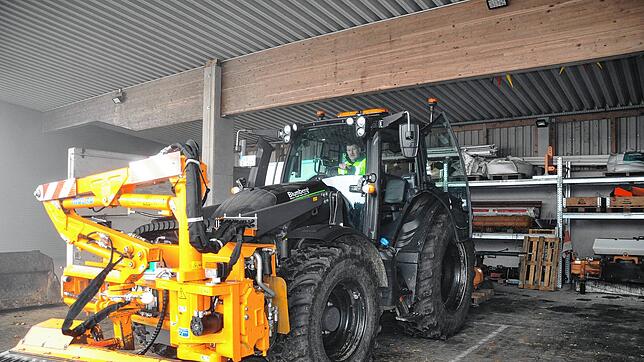 Der flexible Schlepper, der für den Blumberger Bauhof 2023 neu angeschafft wurde, ist für Wintereinsatz startklar. Auch die Salzlager ...