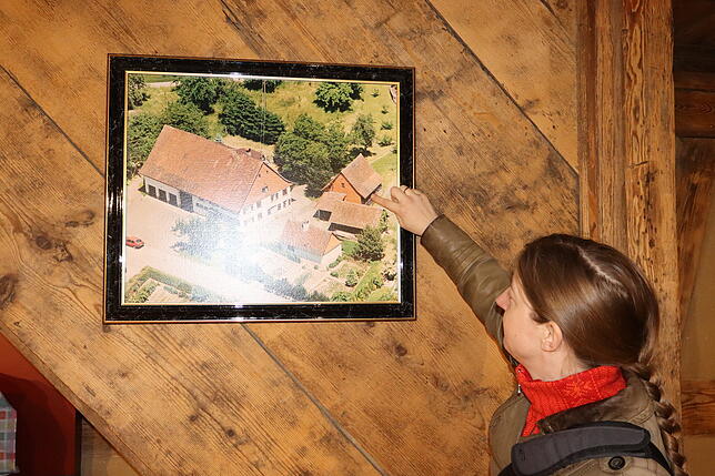 Auf einer Luftaufnahme aus den 60er-Jahren zeigt Christina Hopstock den aktuellen Standort im Ausgedinghaus. Links erkennt man das ...